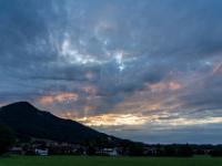 Leicht gefärbte Abendwolken mit Sonnenstrahlen